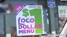 płaska dziewczyna bawi się z białym i czarnym