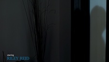 brunetka w czarnym stroju fajnie liże bladą pałkę