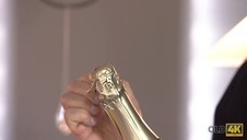 cycata blondynka zostaje wylizana przez napaleńca