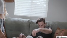 bardzo seksownie wygląda w białej bieliźnie