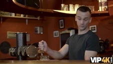 młody ogier ze swoja laską