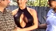 brunetka palcuje się delikatnie