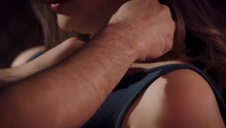 sophia z dużym biustem ciągnie pałkę