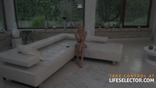 suczka rozgrzewa dupę przed analem