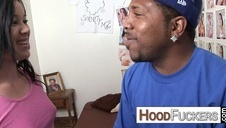 młody aniołek w białych majteczkach