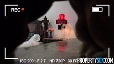 rucha jej cipkę i buźkę w salonie