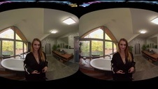 ściska jej naturalnego cycuszka i pięknie ją posuwa