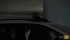 czekoladka leży na brzuszku i ssie pałkę