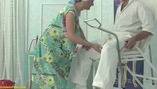 brunet rucha wspaniałą blondynę na stojaka