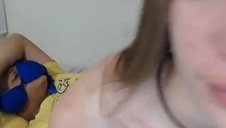 dwie cycate klęczy przed drągalem