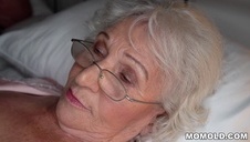 dwiewczyna ma w swej szparce długiego drągala