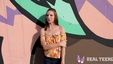 słodka laska w okularach ma wylizaną włochatą piczkę