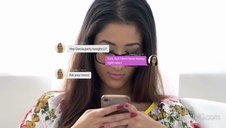 azjatka zlizuje spermę ze swoich stopek