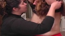 czekoladowy pan kładzie się na bladej mamie