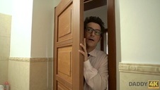 farciarz posuwa dwie gorące laski w łazience