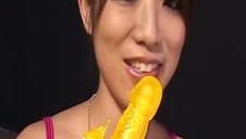 wytryski do ust kuszącej brunetki