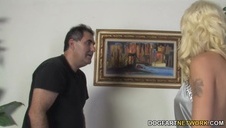 zgrabna i silikonowa babeczka jest posuwana w obie dziury