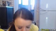 czarnowłosa niunia z dużym dekoltem dobrze ssie fiuta