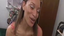 gangbang z chudziutką i bogatą laseczką