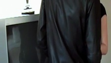 dobra brunetka z tatuażem na dupką