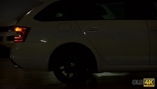 blondi zabawia dziurki wibratorem