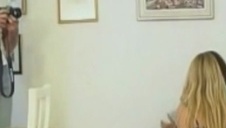 dwie kuszące panie mają ochotę na seks w trójkącie