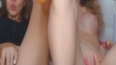 wkłada łapę w jej muszlę