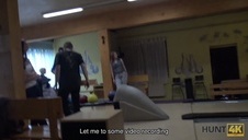 leży na brzuszku a on ją rucha