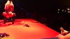 nawilżył jej soczystą dupeczkę