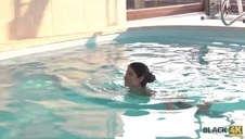 czarnowłosa dama szarpie pałką przed boskim seksem