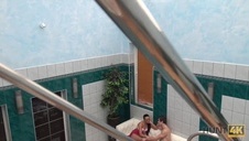 z cycatą blondyneczką z tatuażami