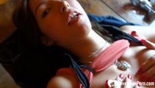 dojrzała blondi zabawia się dildo