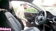 murzynek pieprzy silikonową piękność na kanapie