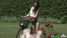 młoda pieści swą piczkę i kakaowe oczko