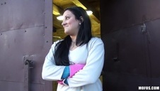 wypina przed nim swe rozkoszne pośladki