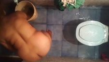 amatorka rozbiera się w ogrodzie