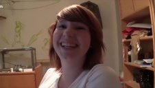 z młodą i niewinną laseczką na białym narożniku