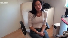 brunetka wypina pupkę i jest ruchana od tylca