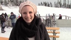 pokazuje jędrne cycuszki na łonie natury