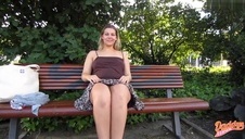 starsza pani szykuje się do seksu