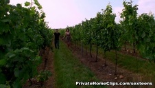 mocno wypina soczystą pupkę