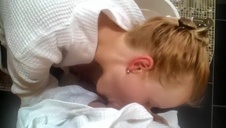 ślicznotka ssie dildo