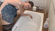 emo laska zabawia się z bladą brunetką