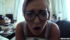 piękna blondyna przystępuje do dzieła