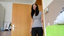 cycata blondi wchodzi w jej ciasną dupeczkę