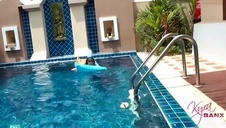 alladyn bierze blondynkę na łóżku