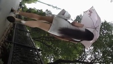 cycata mamcia w białej sukience