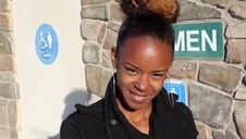 wciska dildo między swe cyce