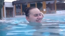 brunetka na leżaku relaksuje się i się masturbuje