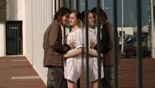 siwy ma chrapkę na młodziutką brunetkę